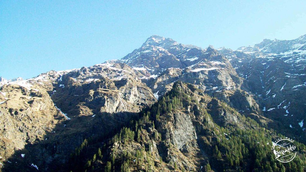 snow covered peaks above Kheerganga hot spring