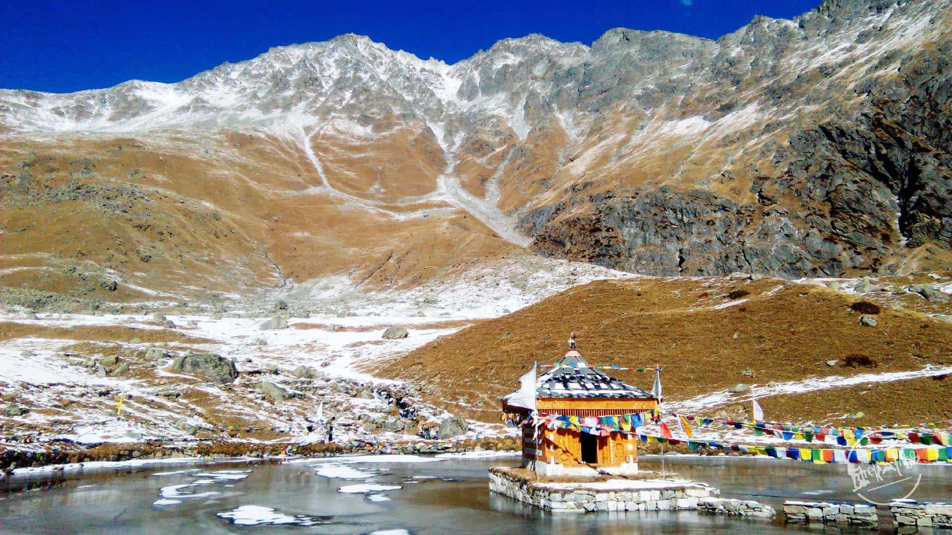 Yulla Kanda Trek - Beautiful Temple above the Lake